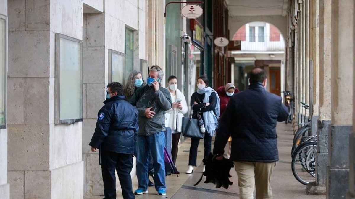 En su momento se crearon colas a la puerta del Ayuntamiento de Burgos para reclamar las plusvalías. R. OCHOA
