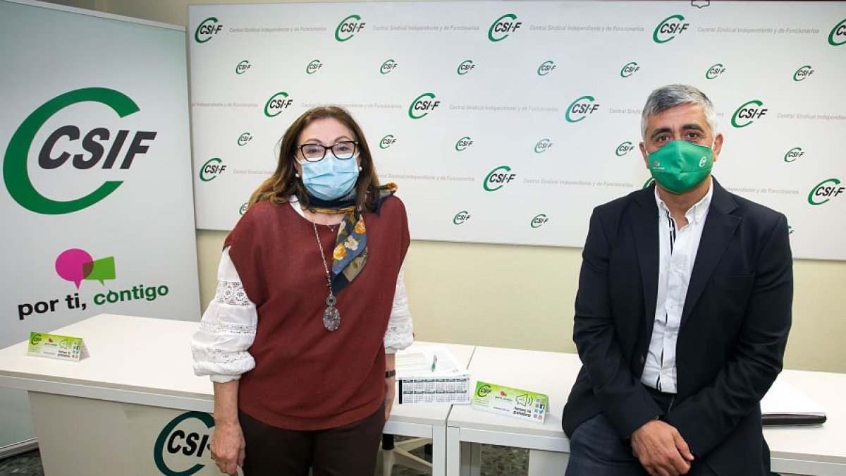 Ana Isabel Sanz y Nicolás Pérez, representantes de CSIF, denuncian la situación en el Ayuntamiento de Miranda. TOMÁS ALONSO