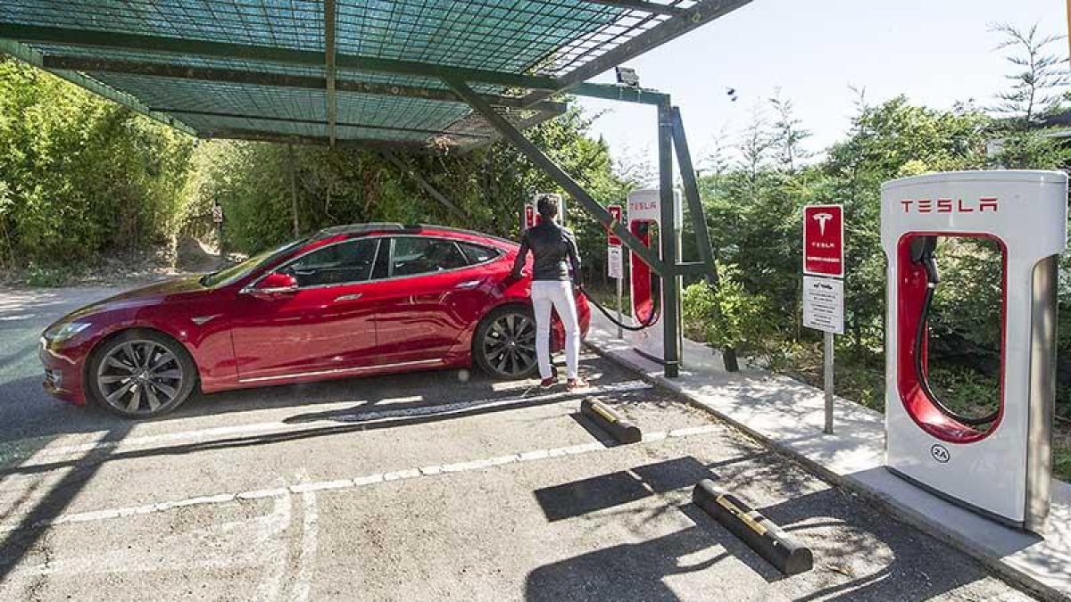 Una conductora recargando hace unos días la batería de su Tesla Model S en el supercargador instalado en el Hotel Landa.-ISRAEL L. MURILLO