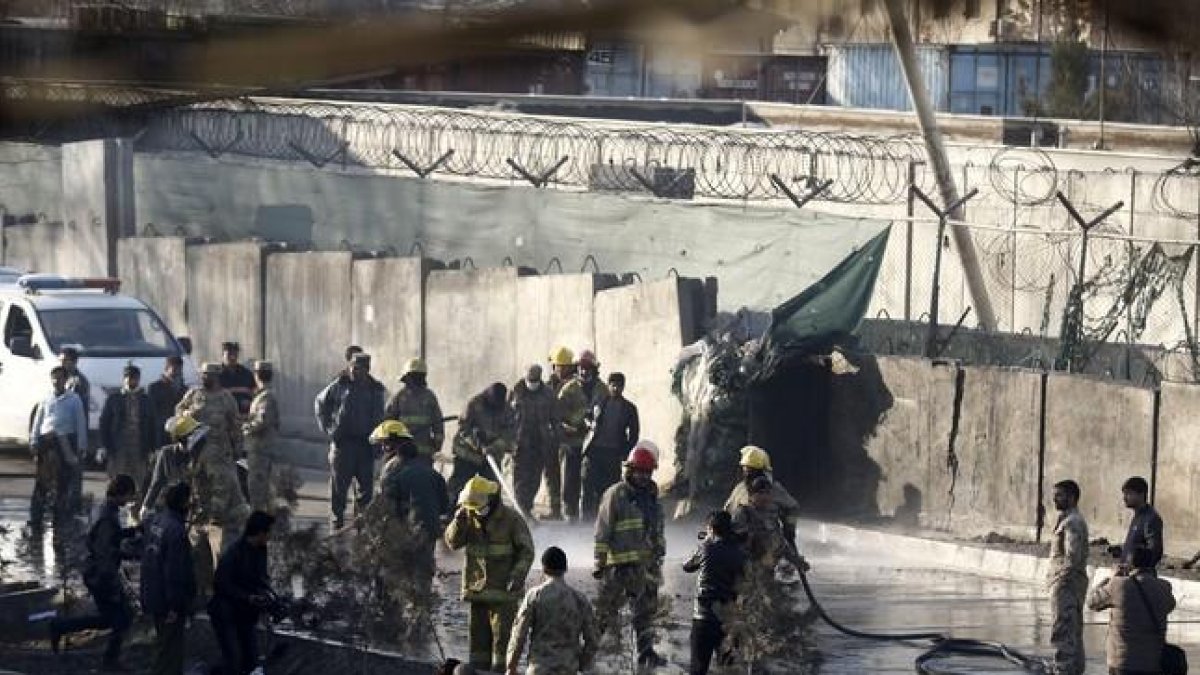 Unos bomberos trabajan en el lugar donde fue perpetrado un ataque suicida, cerca de un cuartel de la Policía en Kabul.-EFE / JAWAD JALALI