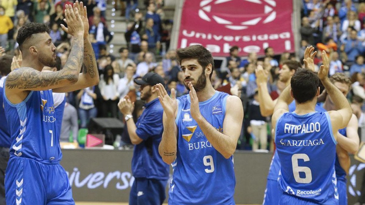Varios jugadores del San Pablo aplauden al público después de un encuentro en el Coliseum.-SANTI OTERO