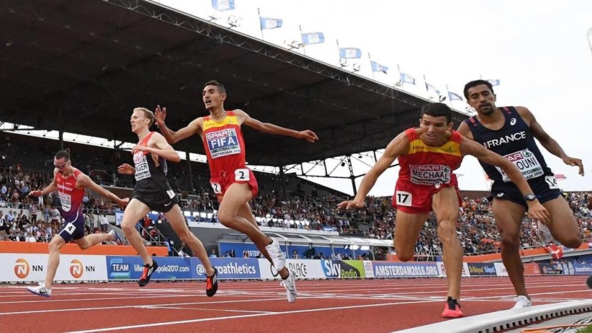 Ilias Fifa (centro), ganando el oro europeo de 5.000 metros en el 2016.-AFP