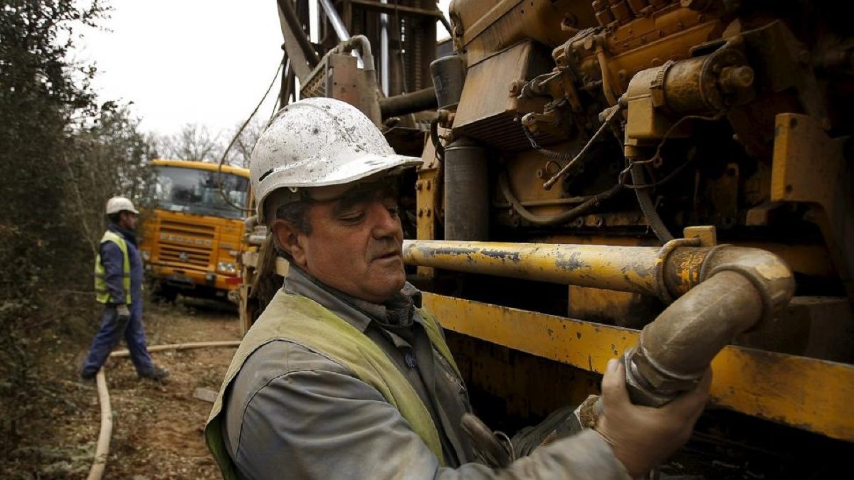 Un trabajador de Berkeley prepara una cata en el terreno.-ENRIQUE CARRASCAL