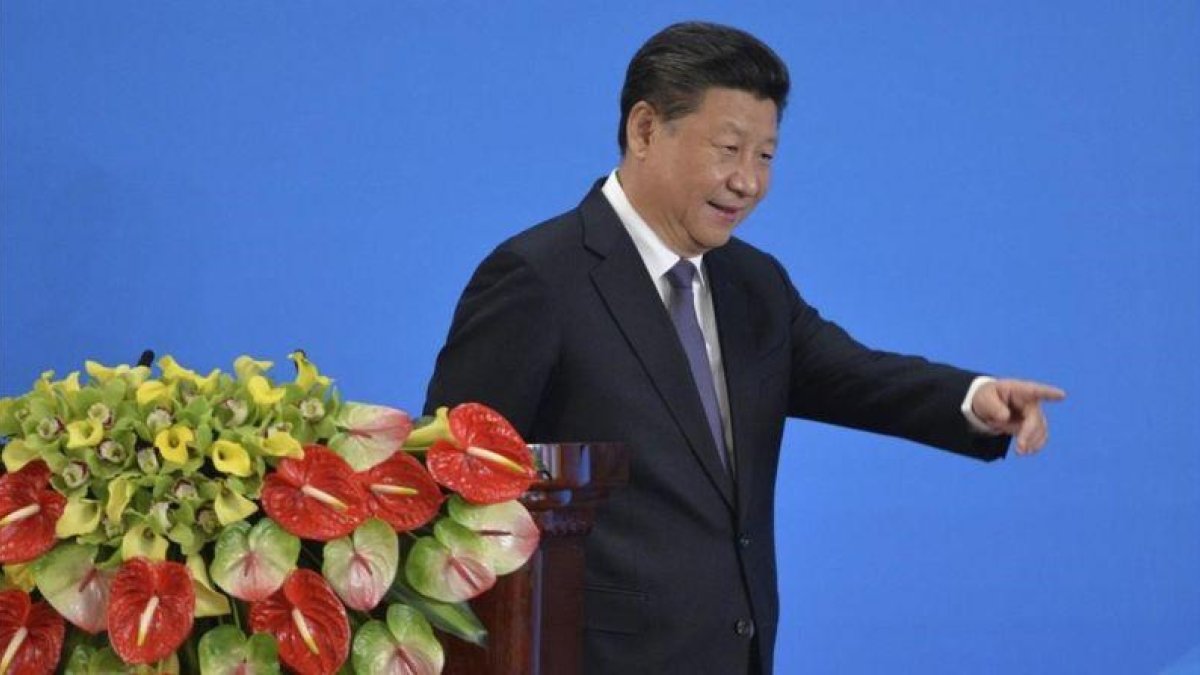 El presidente chino, Xi Jinping, señala a la audiencia tras un discurso en un foro asiático, en Pekín, este jueves.-EFE / ROLEX DELA PENA