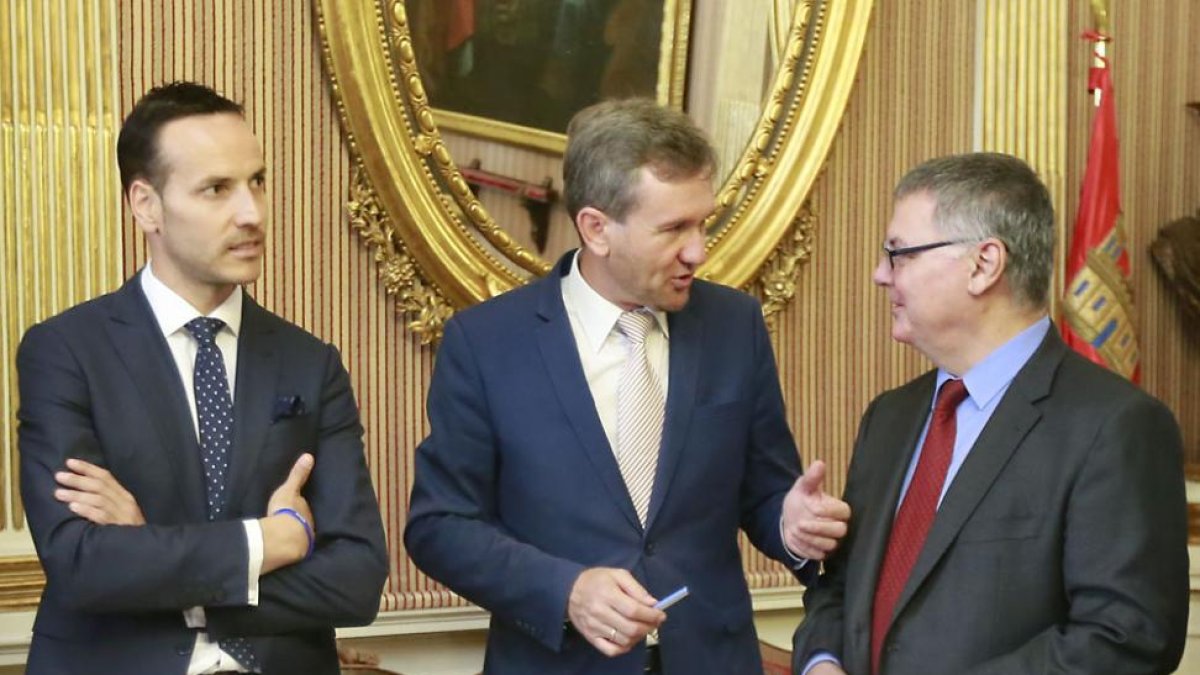 Félix Sancho (CB Miraflores), Javier Lacalle (alcalde) yFranciscoRoca (ACB) charlan durante un encuentro.-RAÚL OCHOA