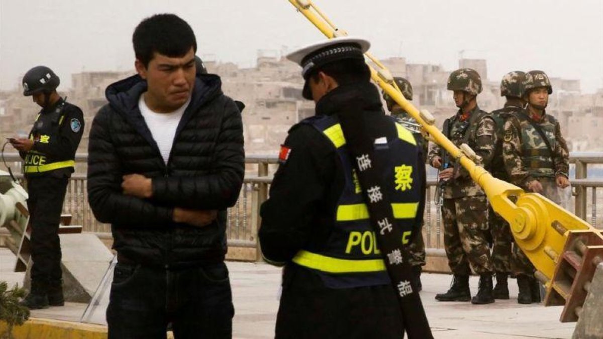 Un control policial en la región de Xinjiang.-EL PERIÓDICO