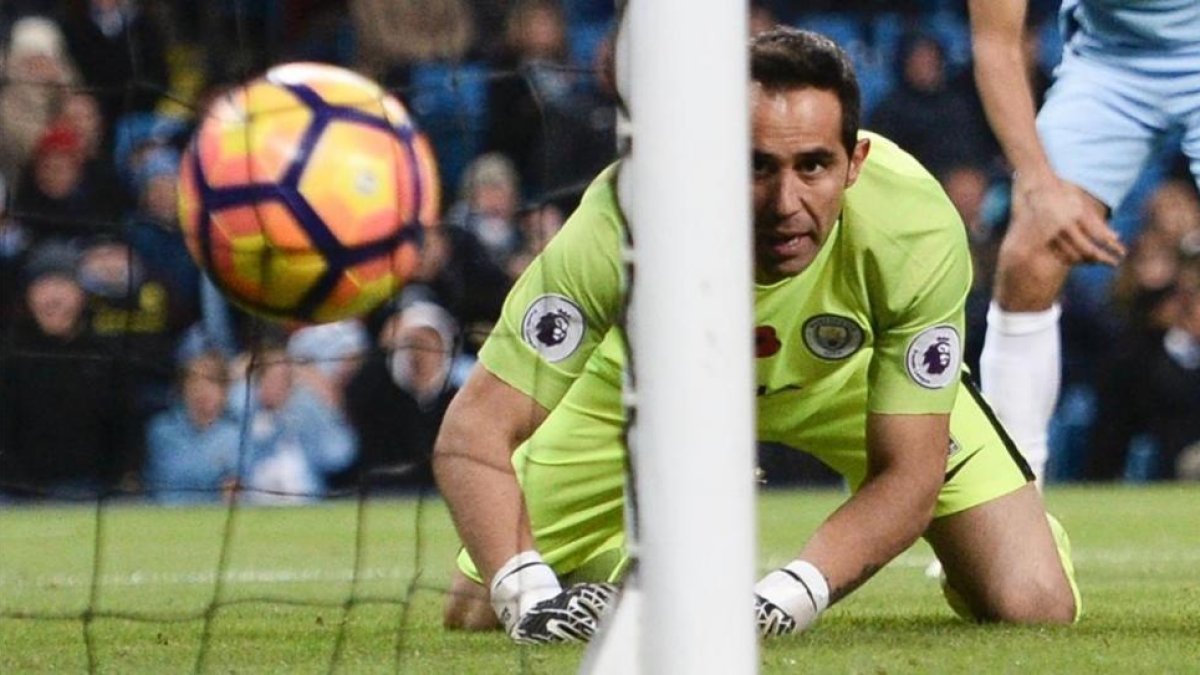 Claudio Bravo mira cómo la pelota se cuela en su portería, lo que significaba el empate del Middlesbrough en el tiempo añadido.-AFP / OLI SCARFF