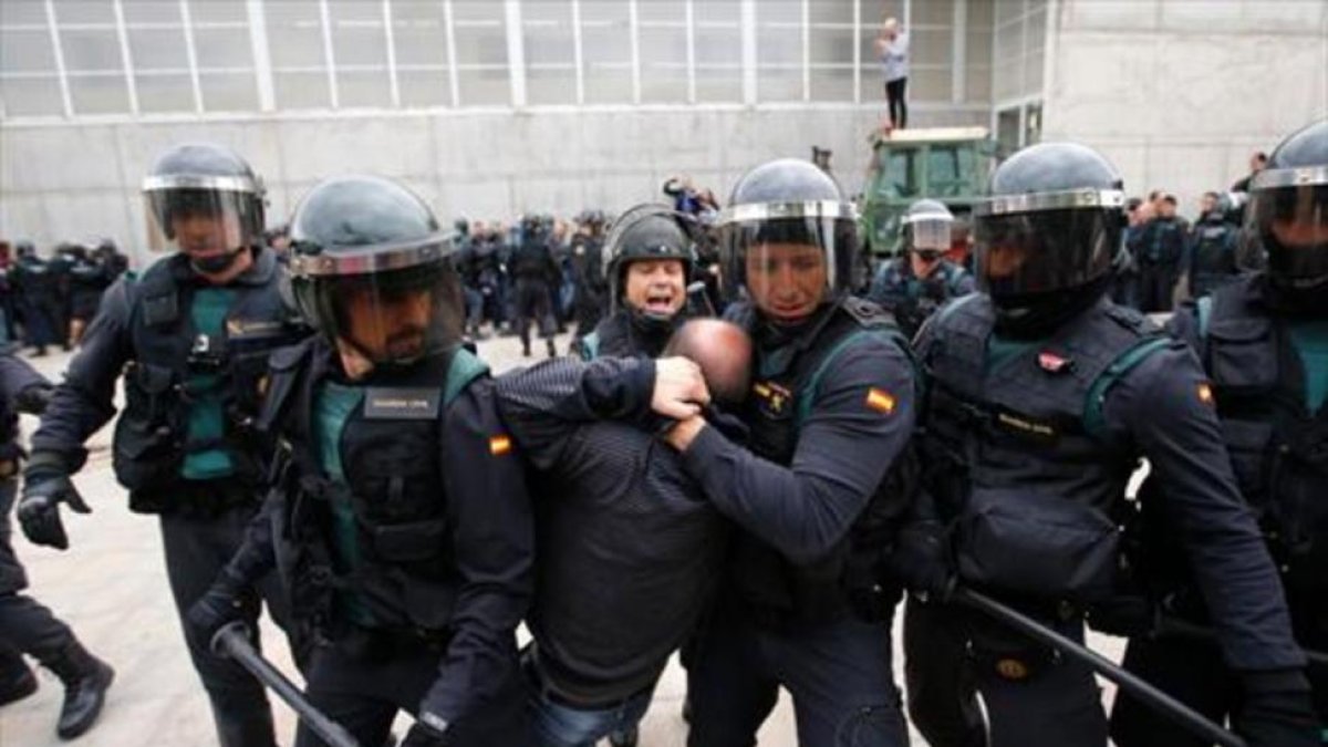 Las Fuerzas de Segurida del Estado intervienen en San Julià de Ramis, donde el entonces presidente de la Generalitat, Carles Puigdemont, debía votar el 1-O.-EL PERIÓDICO