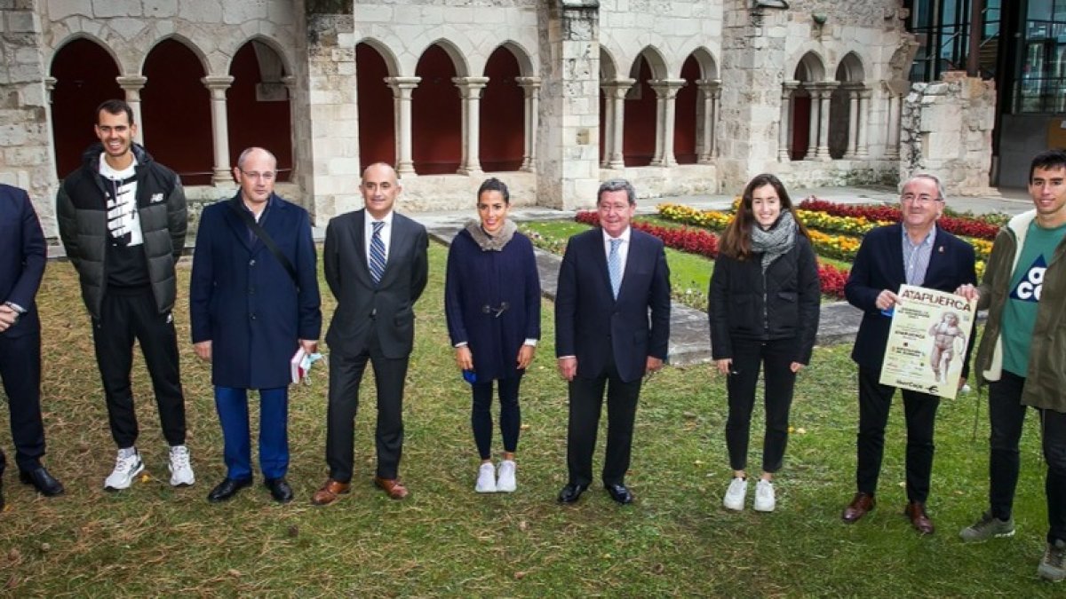 Los atletas burgaleses posan con los representantes de la Diputación y de Ibercaja antes de la presentación oficial del Cross de Atapuerca. TOMÁS ALONSO