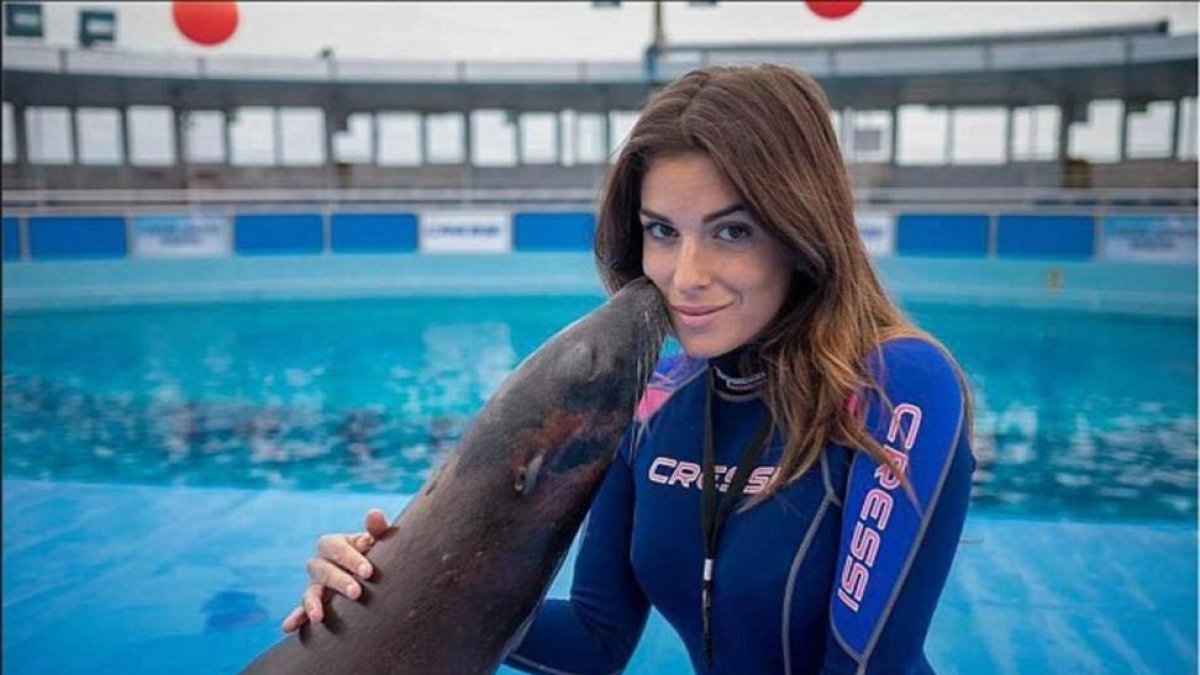 Gessica Notaro, la miss rociada con ácido por su expareja, en el acuario de Rimini-