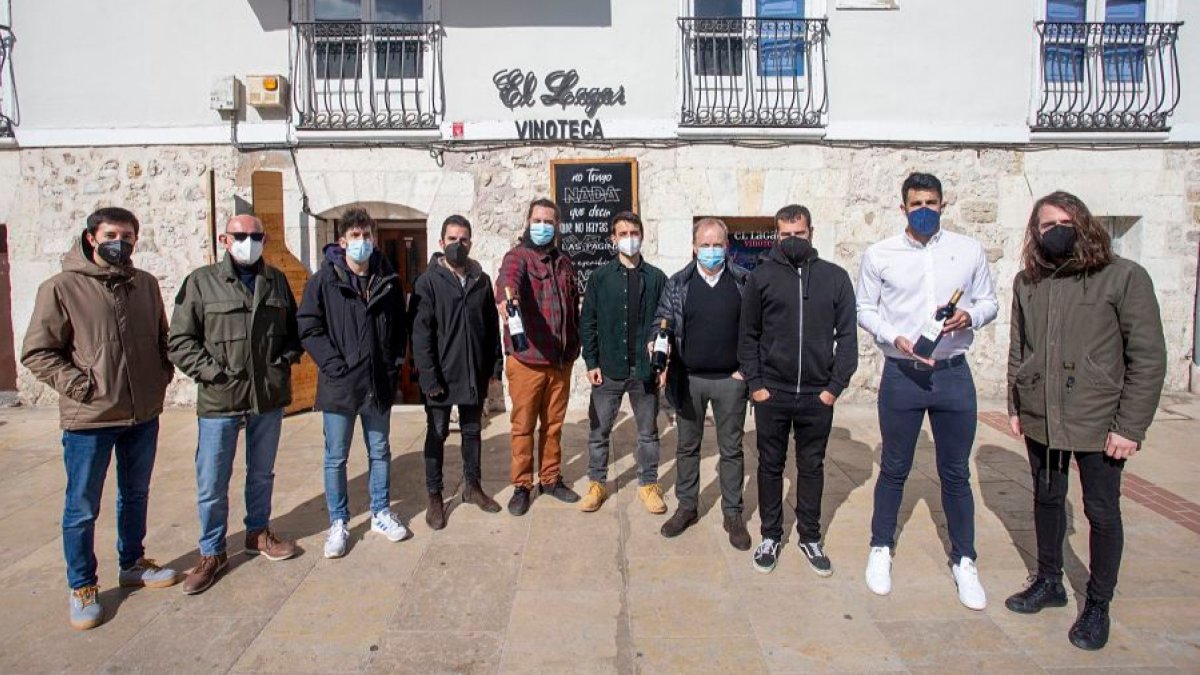 Los componentes de La M.O.D.A. presentaron ayer ‘Vasos Vacíos’ en El Lagar, único punto de venta físico del vino que conmemora su aniversario. SANTI OTERO
