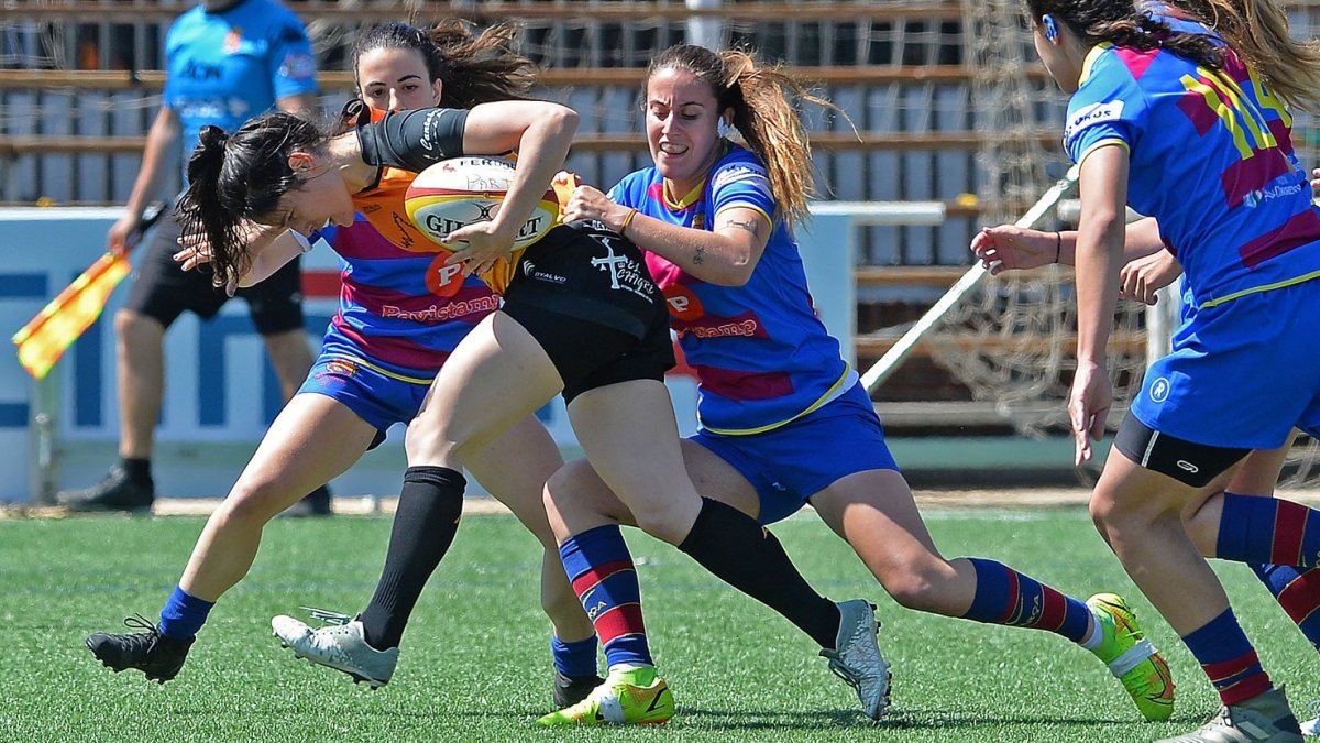 Beatriz Rodríguez progresa con el oval ante la defensa azulgrana. TOMÁS ALONSO