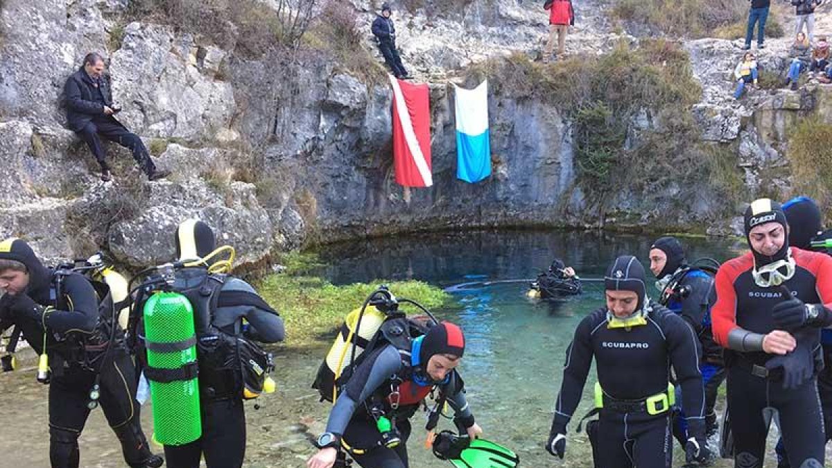 El padrino no estuvo solo. Un instructor y varios miembros del club se sumergieron con él.-CLUB DELFÍN