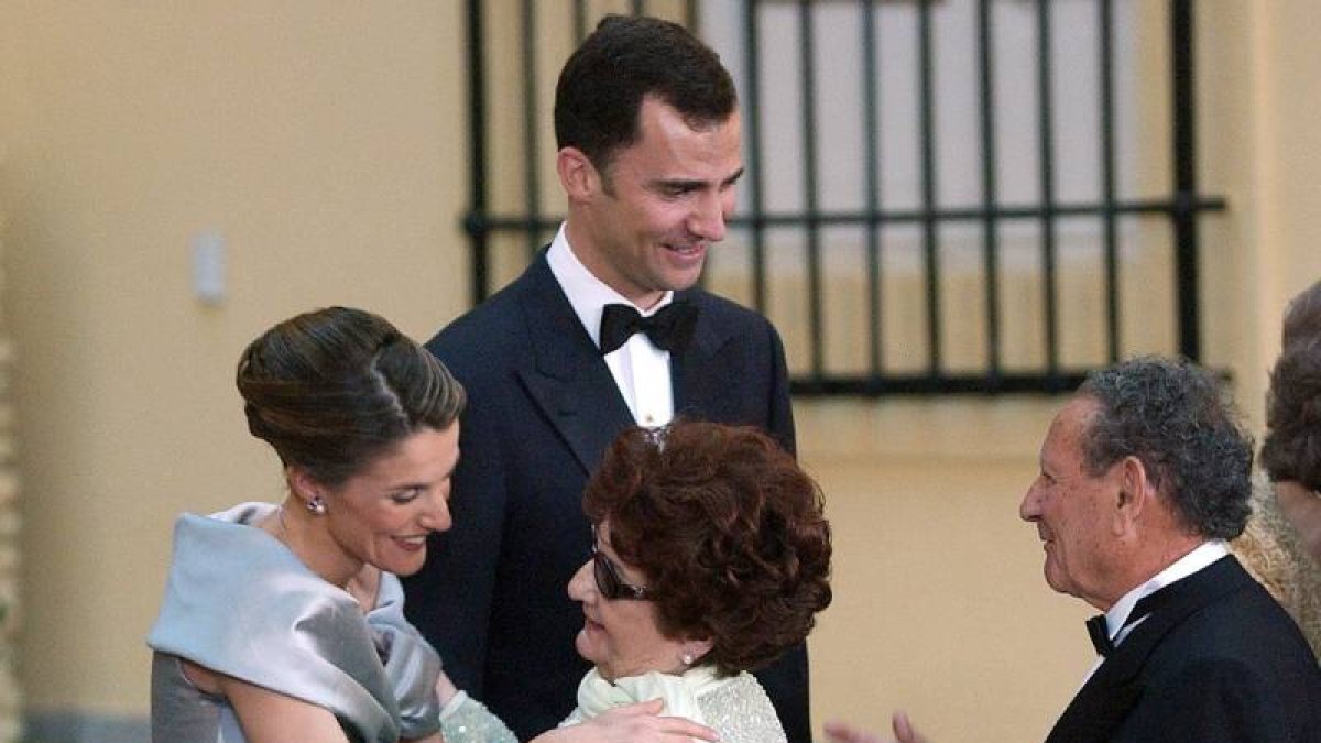 Fotografía de archivo de los abuelos maternos de la reina Letizia, Francisco Rocasolano y Enriqueta Rodríguez, saludando a su nieta y al entonces Principe Felipe, durante la recepción previa a la cena de gala con motivo de la boda de los actuales reyes.-Foto: EFE/ ARCHIVO