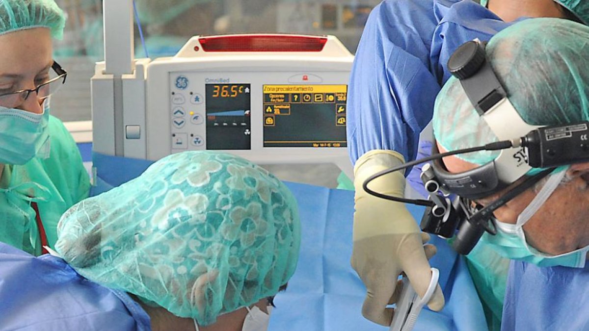 Un equipo médico del HUBU realiza una operación a un recién nacido.-ISRAEL L. MURILLO
