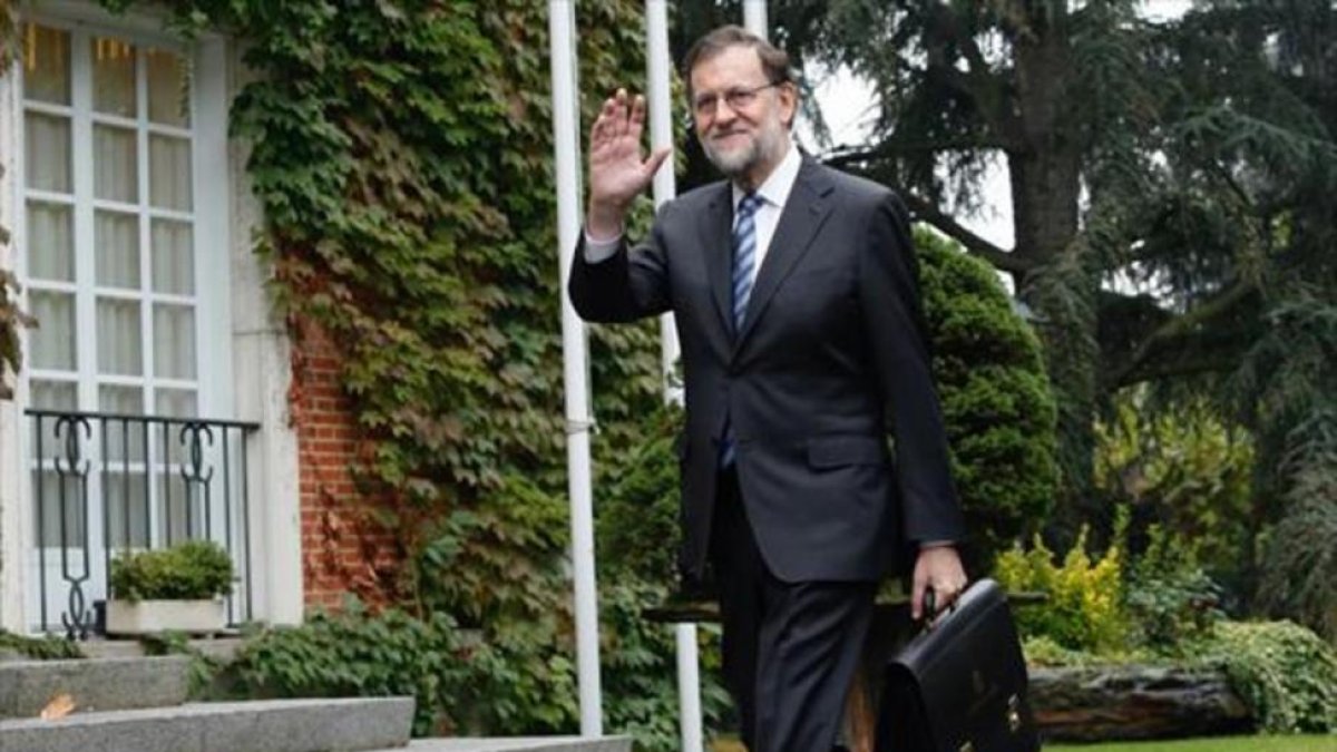Rajoy, en la entrada del palacio de la Moncloa.-JUAN MANUEL PRATS
