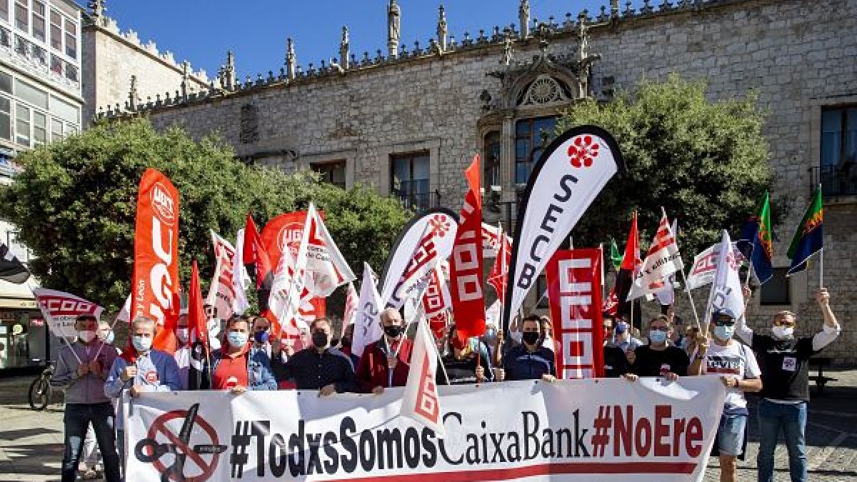Una nutrida representación de trabajadores de Caixabank se manifestó ayer en Burgos frente a la sede territorial del banco. SANTI OTERO