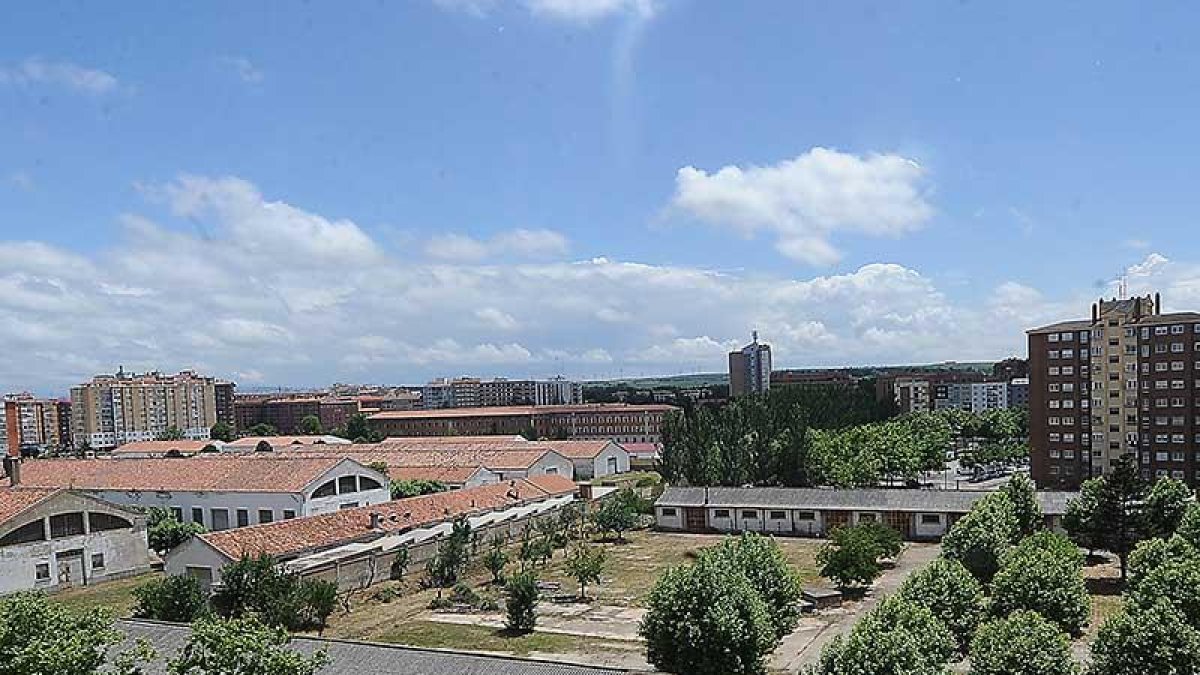 La subasta afecta a 48.000 metros cuadrados del cuartel.-ISRAEL L. MURILLO