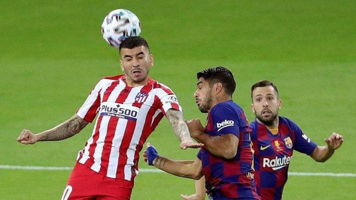 Correa, presionado por Luis Suárez y Jordi Alba, el jueves.-JUANJO MARTÍN
