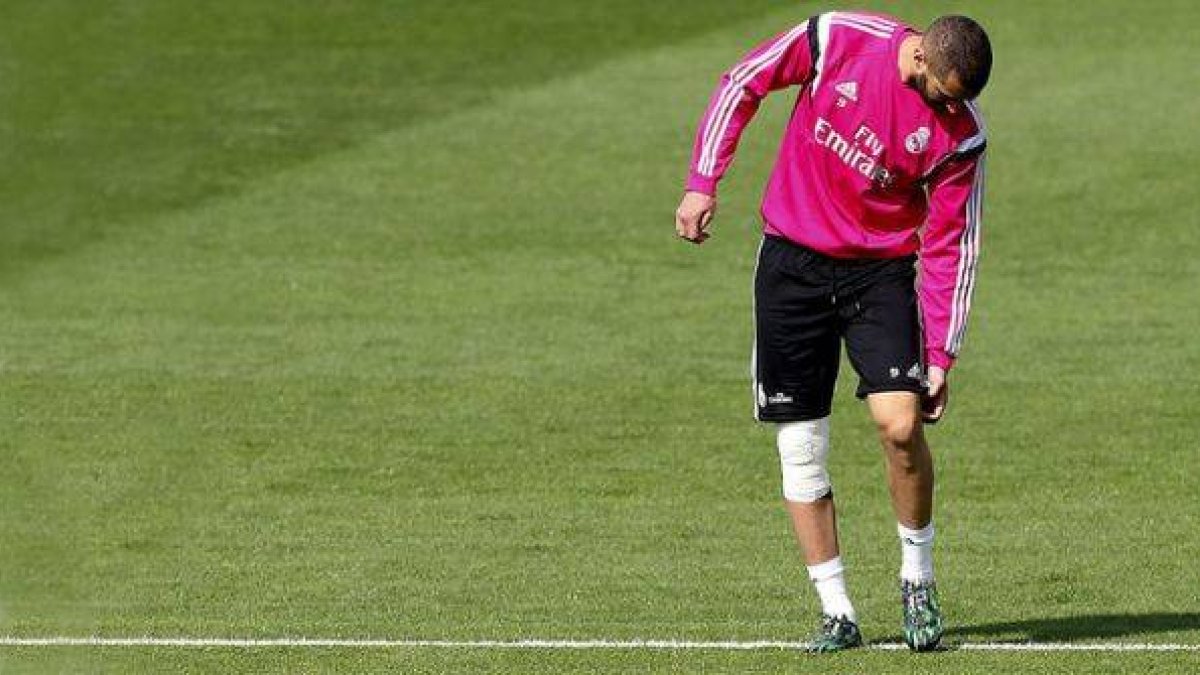 Karim Benzema se retira del entrenamiento con molestias en la rodilla derecha.-Foto: EFE / BALLESTEROS