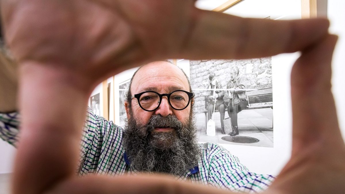 Julián Vega inaugura hoy su muestra de fotografía 'Encuentros'. TOMÁS ALONSO