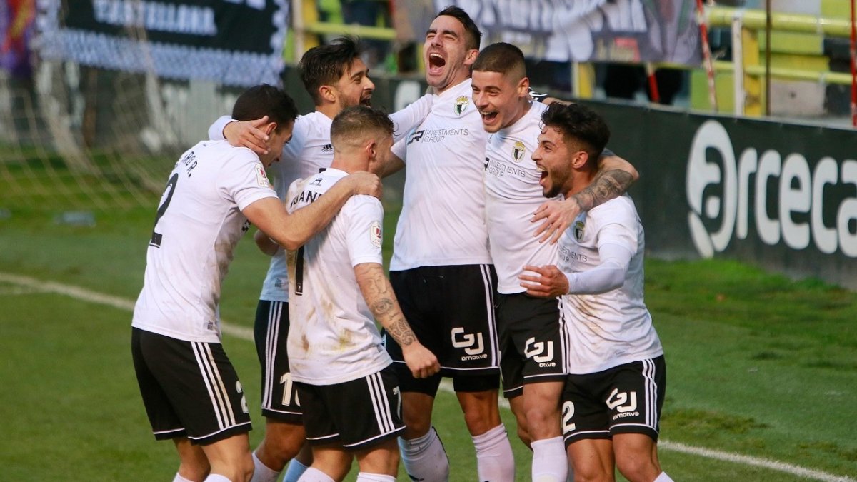 Los jugadores del Burgos CF celebran el primer gol de la tarde. RAÚL OCHOA