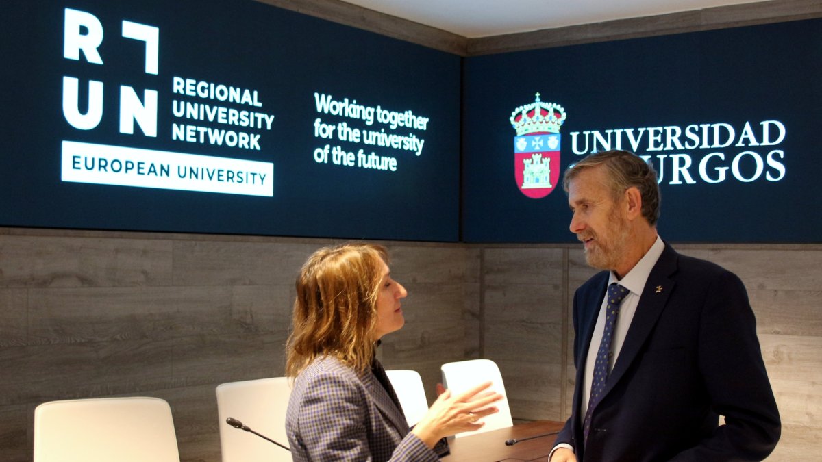 Imagen de la consejera de Educación, Rocío Lucas, conversando con el rector de la UBU, Manuel Pérez Mateos. OLENA CHERKUN