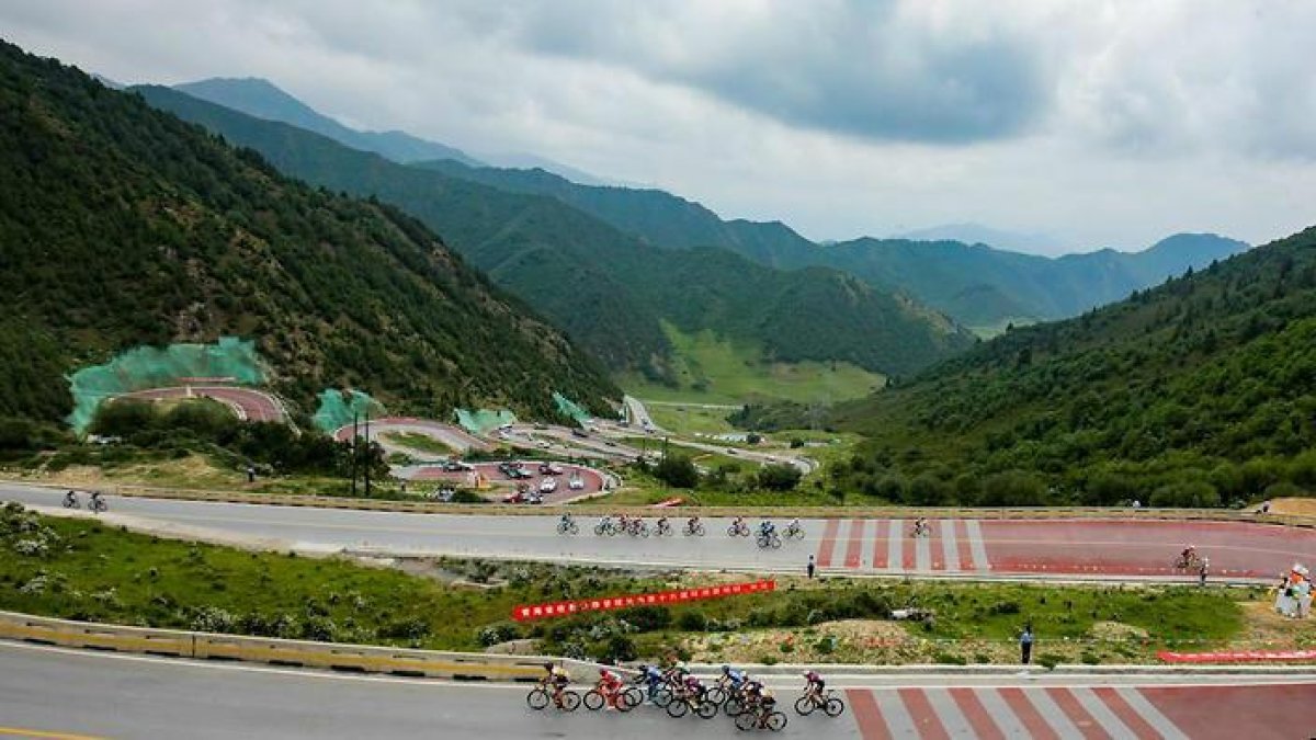Imagen de una de las etapas de montaña del Tour del Lago Qinghai de 2017.-WWW.TDQL.CN