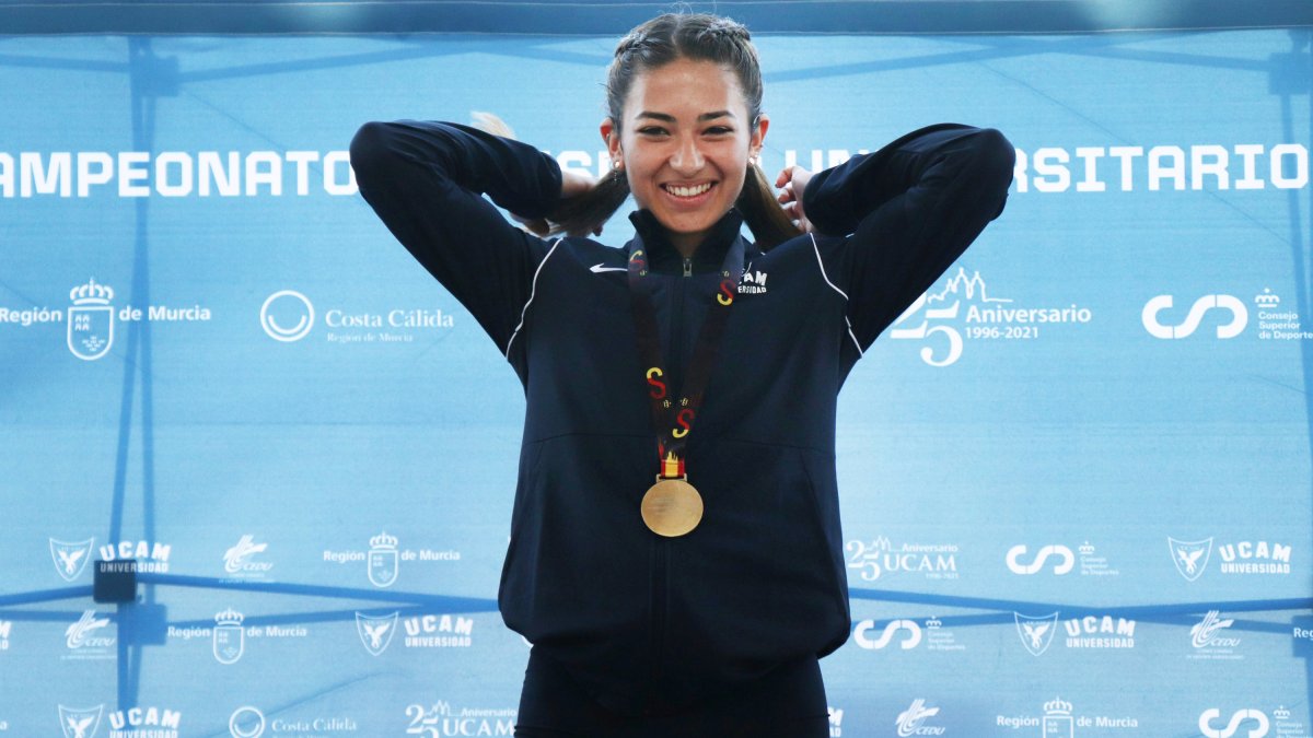Lucía Carrillo, con la medalla de oro lograda en el Nacional. UCAM_DEPORTES
