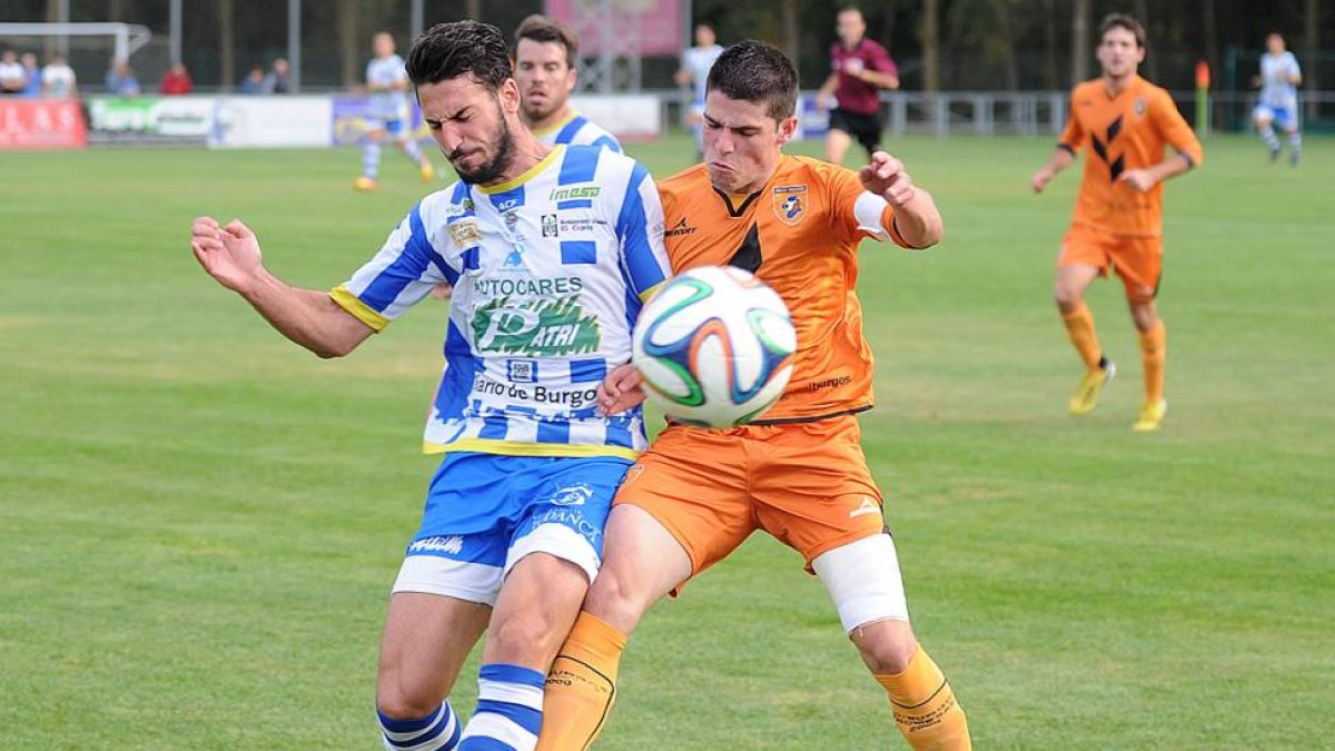 Sergio y Cristian disputan un balón durante el choque disputado ayer en Castañares.-ISRAEL L. MURILLO