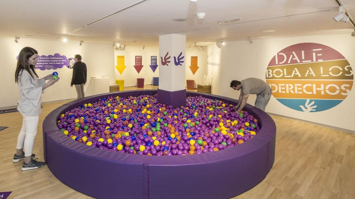 Gran piscina de bolas de colores que propone una aproximación a través del juego a laDeclaración Universal de Derechos Humanos-ISRAEL L. MURILLO