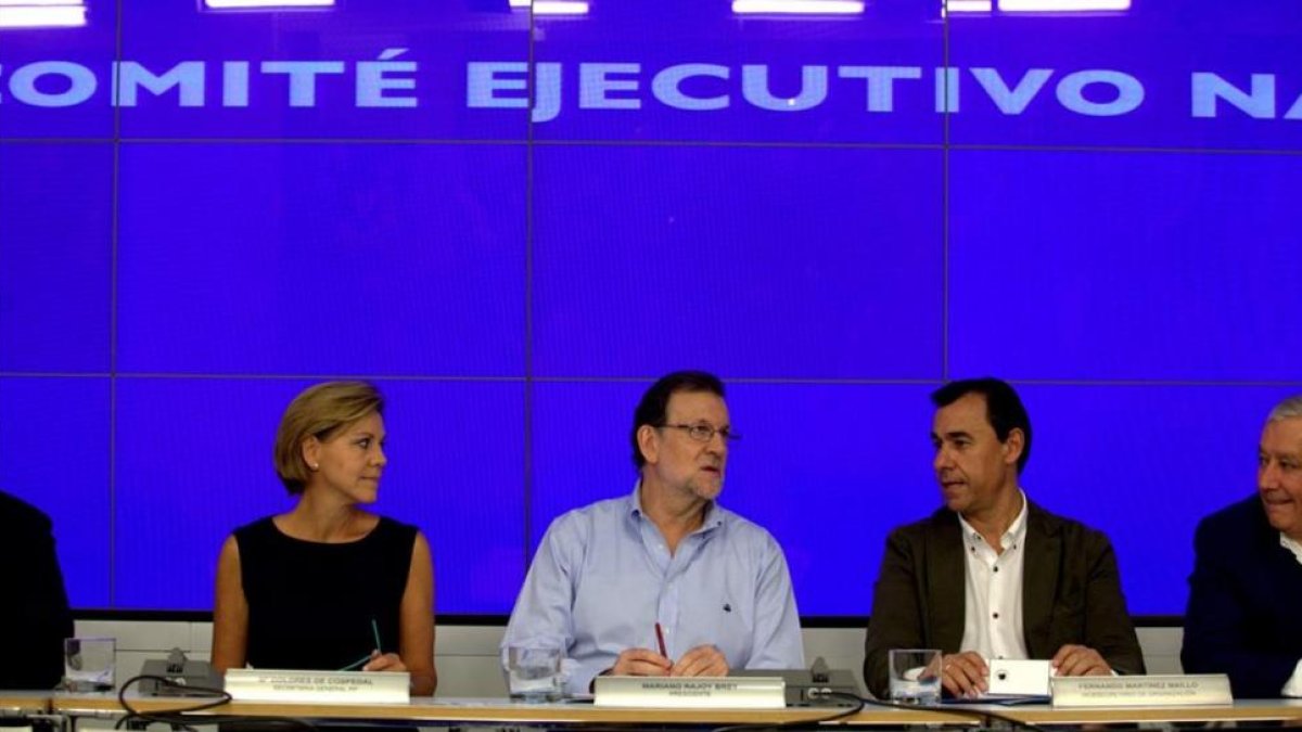 El presidente del PP, Mariano Rajoy, junto a otros dirigentes de su partido este sábado en la reunión del comité ejecutivo conservador.-DAVID CASTRO