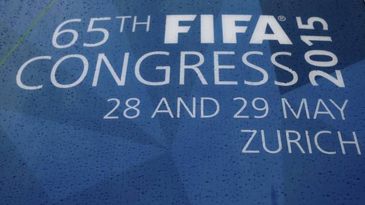 La lluvia cae sobre un cartel que anuncia el congreso que la FIFA celebra en Zurich estos días.-Foto: REUTERS / ARND WIEGMANN