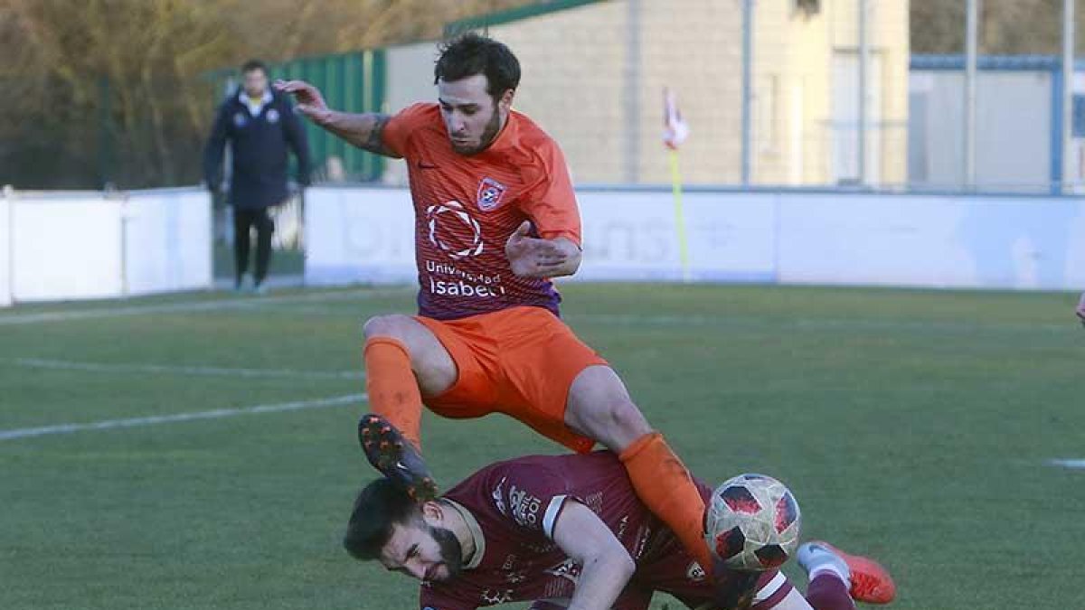 Cerezo salta sobre Javi Hernández para evitar ser arrollado por el meta del Astorga-Raúl G. Ochoa