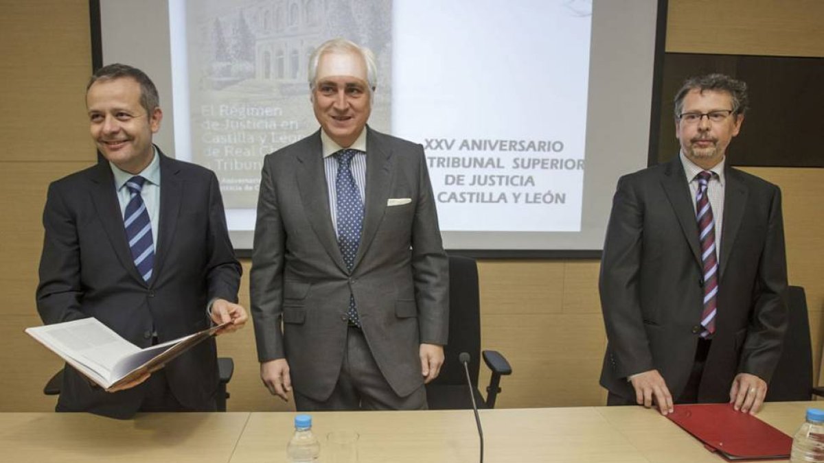 René Payo (izq.), José Luis Concepción y Rafael Sánchez Domingo durante la presentación del libro.-SANTI OTERO