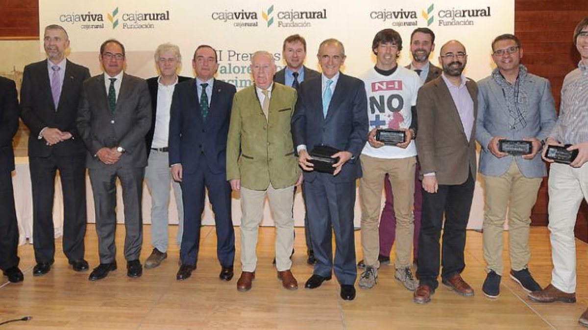 Foto de familia con los galardonados, el jurado, las autoridades locales y los directivos de la entidad financiera.-ISRAEL L. MURILLO
