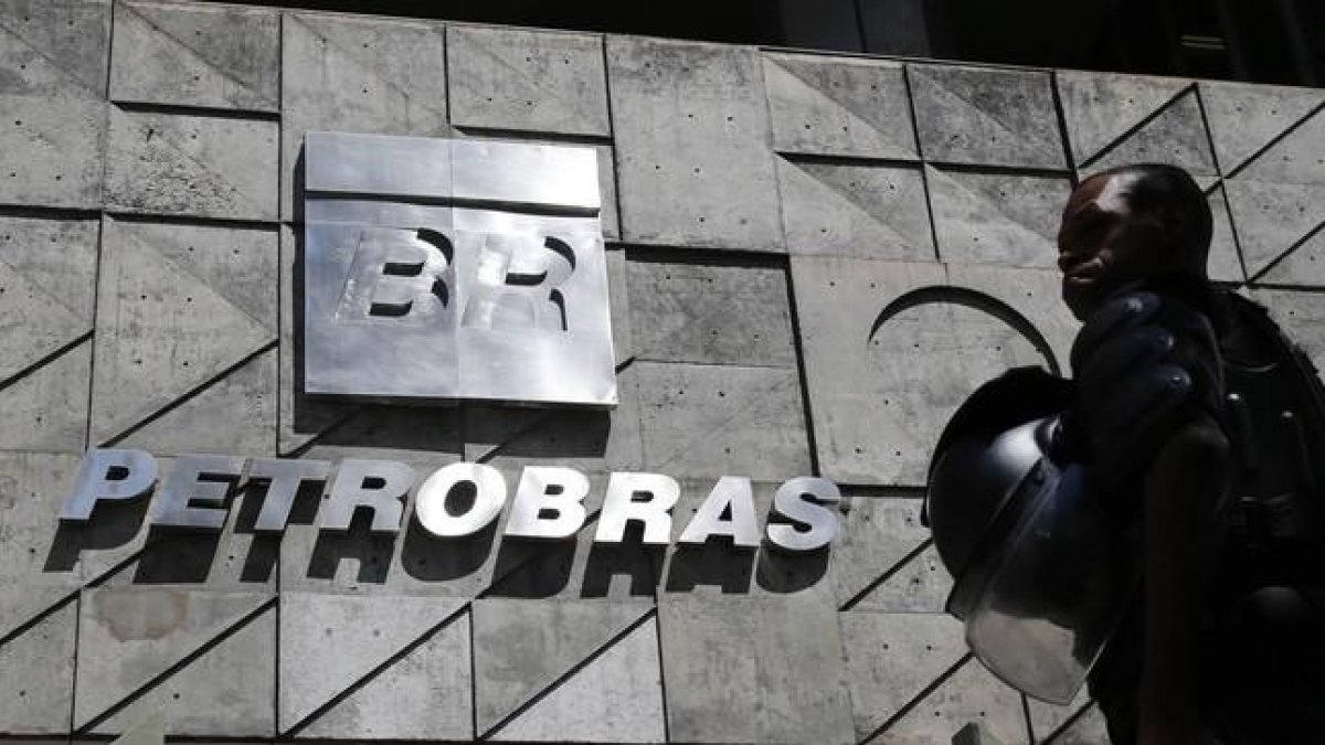 Un policía, ante la sede de Petrobras en Río de Janeiro, el pasado 4 de marzo.-REUTERS / SERGIO MORAES