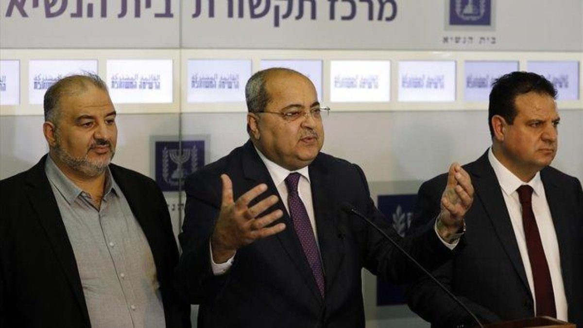 Dirigentes árabes de la Lista Conjunta en la rueda de prensa de hoy en Jerusalén.-EFE / MENAHEM KAHANA