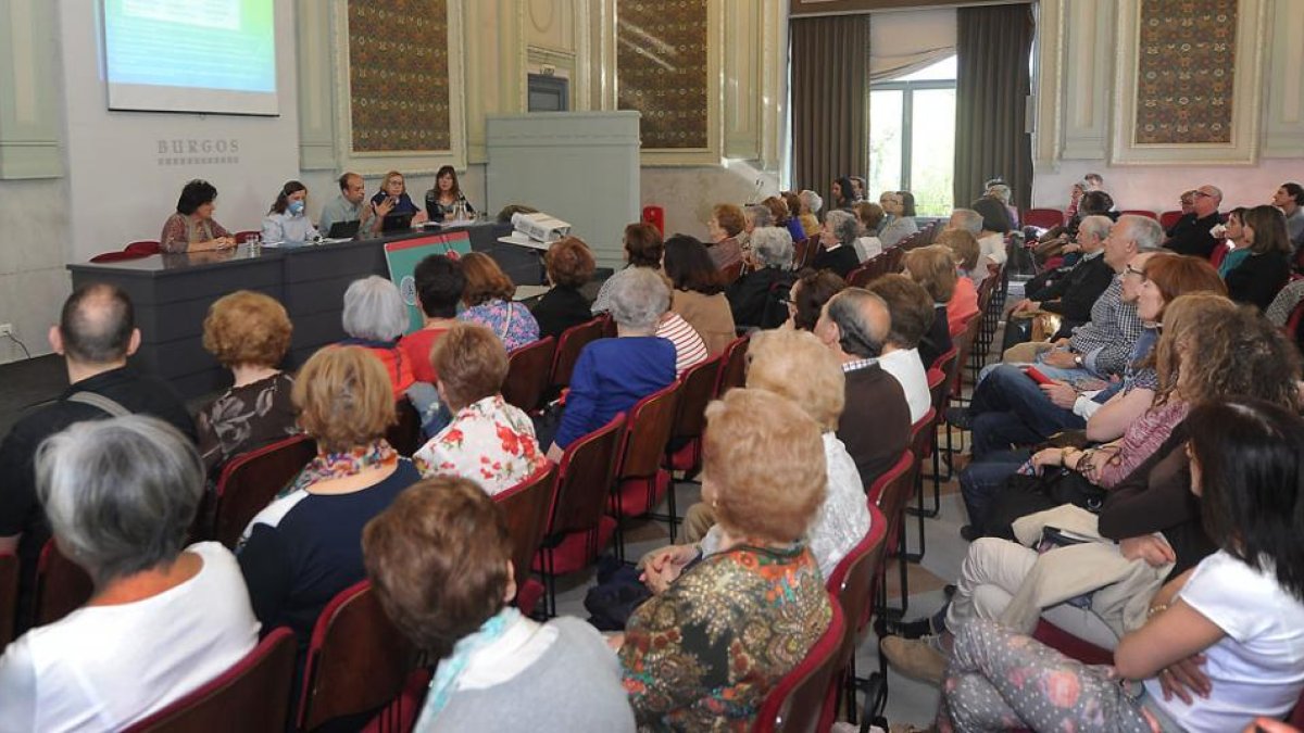 Minerva Palomar (con mascarilla) y Javier Palomeque fueron los encargados de desarrollar la conferencia.-ISRAEL L. MURILLO