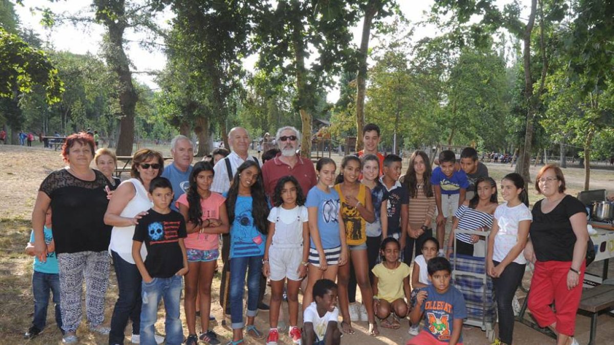 Foto de grupo de los niños con sus familias de acogida, en la despedida celebrada en Fuentes Blancas.-ISRAEL L. MURILLO