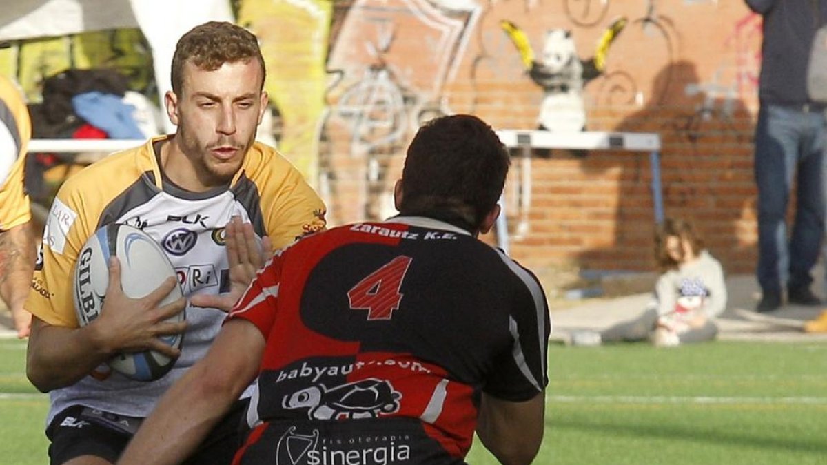 Álvaro González llega al punto de encuentro con un rival.-SANTI OTERO