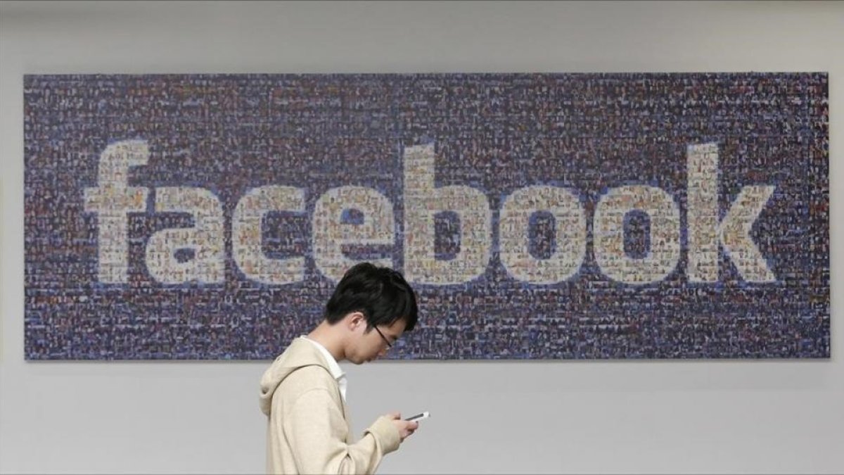 Un empleado de Facebook en la sede de la empresa.-JEFF CHIU