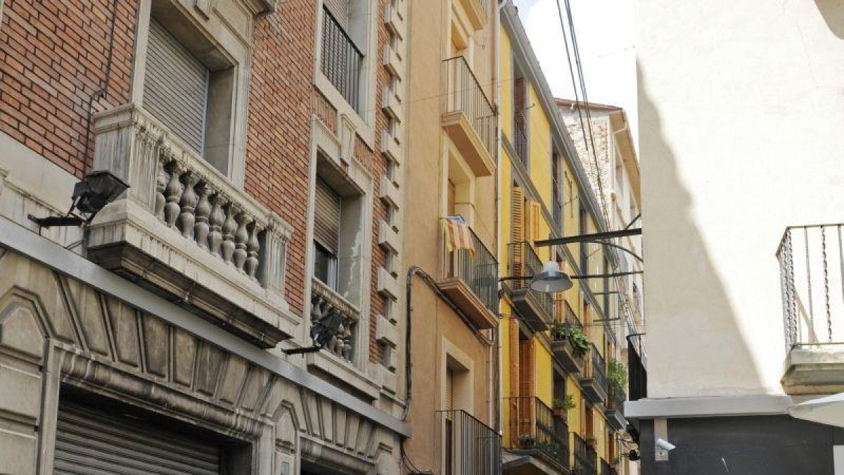 Varios cámaras graban el inmueble de la calle Sant Pere donde residía el imán de Ripoll (Girona).-EFE/Robin Townsend