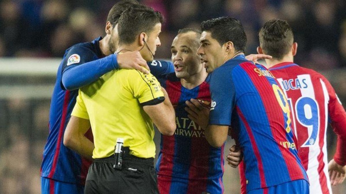 Iniesta, André Gomes y Suárez protestan a Gil Manzano.-JORDI COTRINA