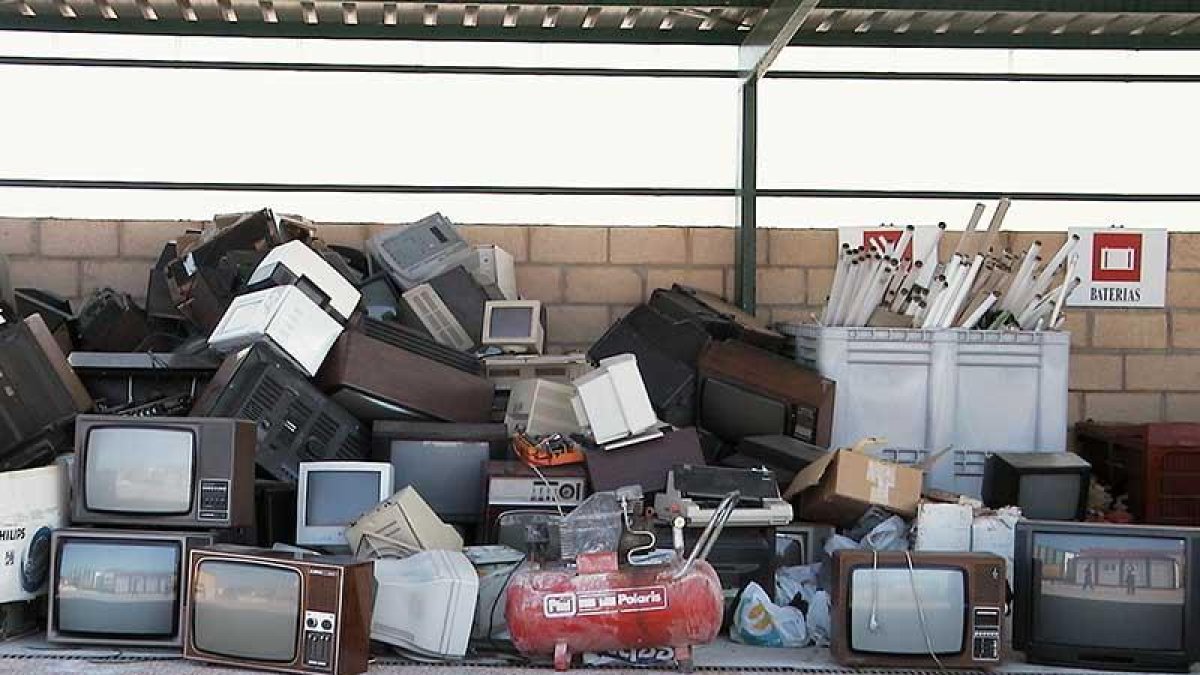 El Consorcio acaba de sacar a concurso el servicio de recogida de residuos que llegan a los puntos limpios existentes en la provincia.-