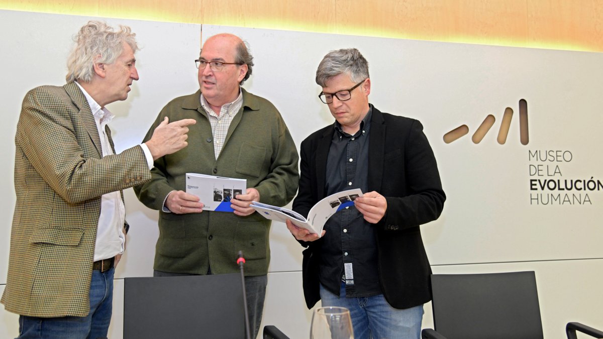 El director general de Políticas Culturales, José Ramón González (C); del director gerente del Sistema Atapuerca y del MEH, Alejandro Sarmiento (D), y del director científico del MEH, Juan Luis Arsuaga (I). ICAL
