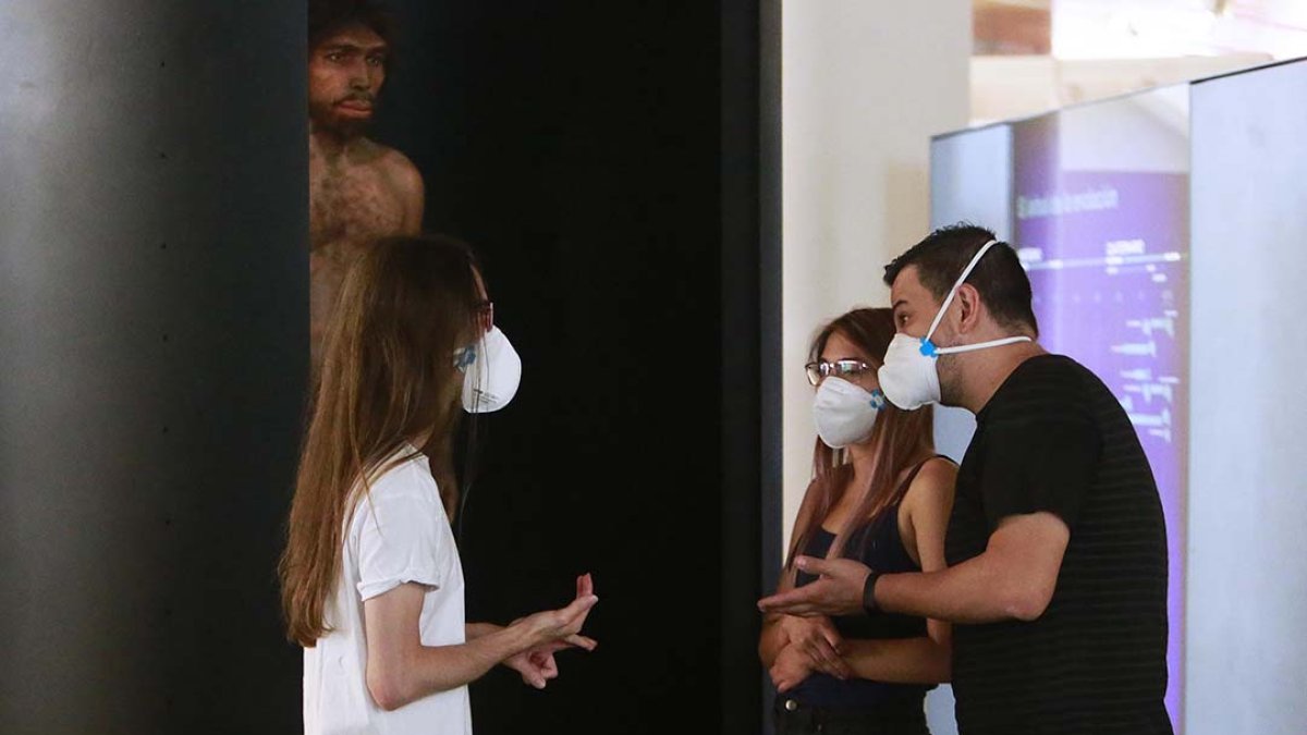 Una pareja de turistas atiende la explicación en la sala de los homínidos. R.G.O.