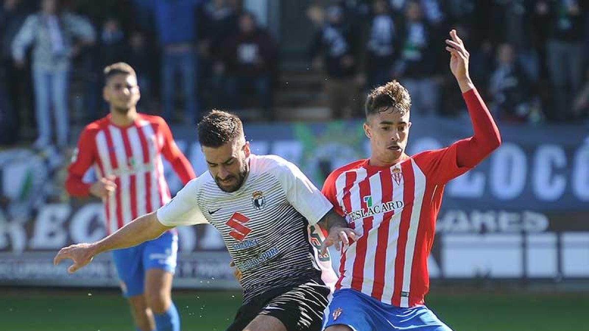 Adrián Hernández ha sido titular los dos últimos encuentros.-ISRAEL L. MURILLO