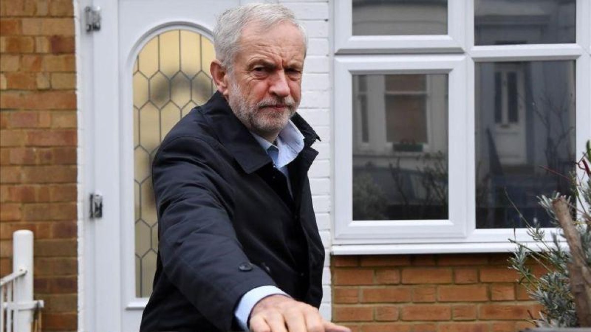 El lider de los laboristas, Jeremy Corbyn, saliendo de su domicilio en Londres.-ANDY RAIN (EFE)