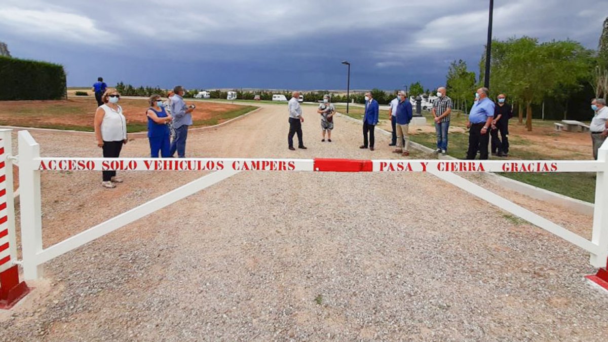 Vecinos y autoridades visitaron ayer esta nueva dotación municipal en su iinauguración oficial, a pesar de lo cual lleva días recibiendo usuarios. ECB